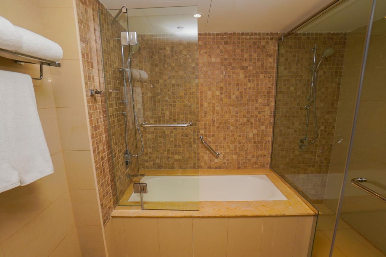 The Grand Lux Hotel Ad-Dauha Zewnętrze zdjęcie A bathtub with a shower enclosure