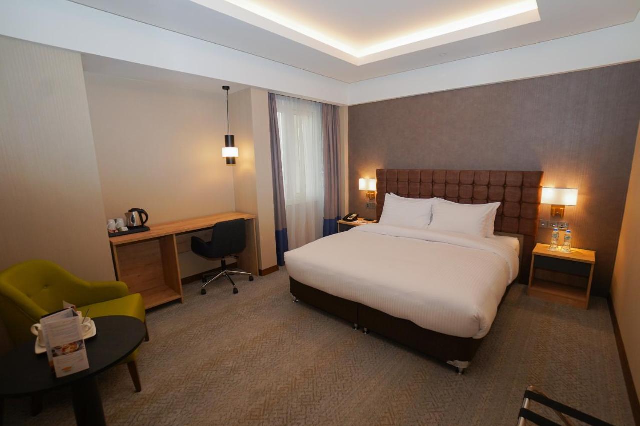 The Grand Lux Hotel Ad-Dauha Zewnętrze zdjęcie A room at the hotel