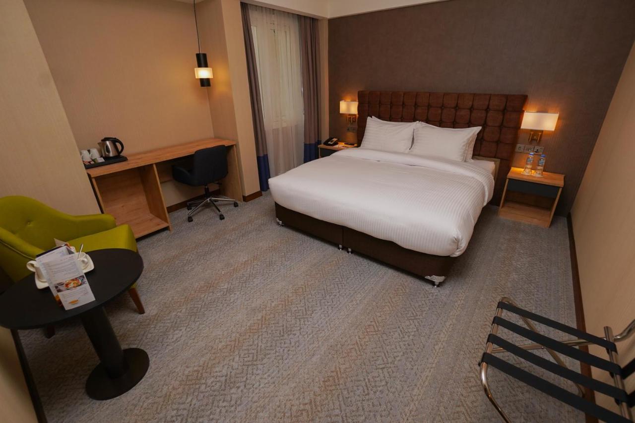 The Grand Lux Hotel Ad-Dauha Zewnętrze zdjęcie A room at the hotel