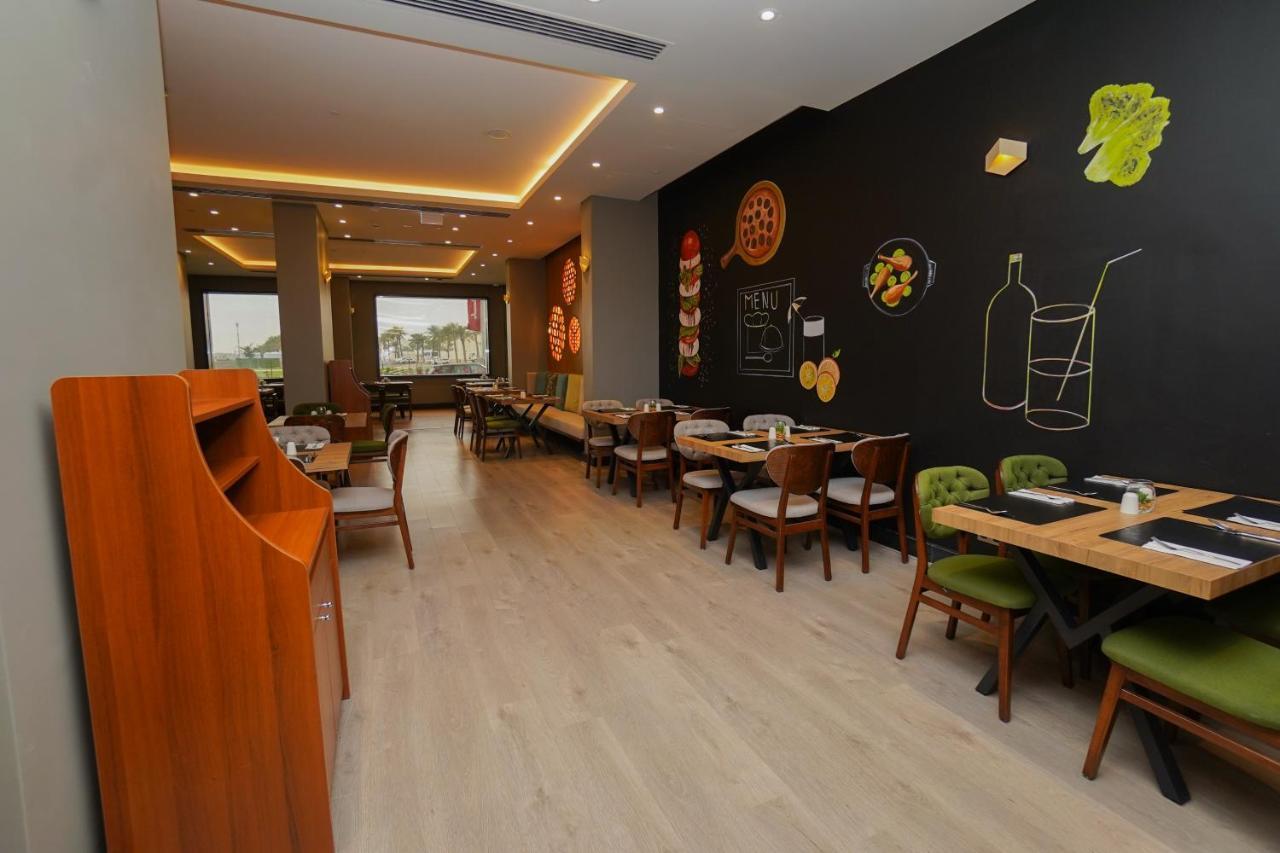 The Grand Lux Hotel Ad-Dauha Zewnętrze zdjęcie Interior of a restaurant in Cairo, Egypt