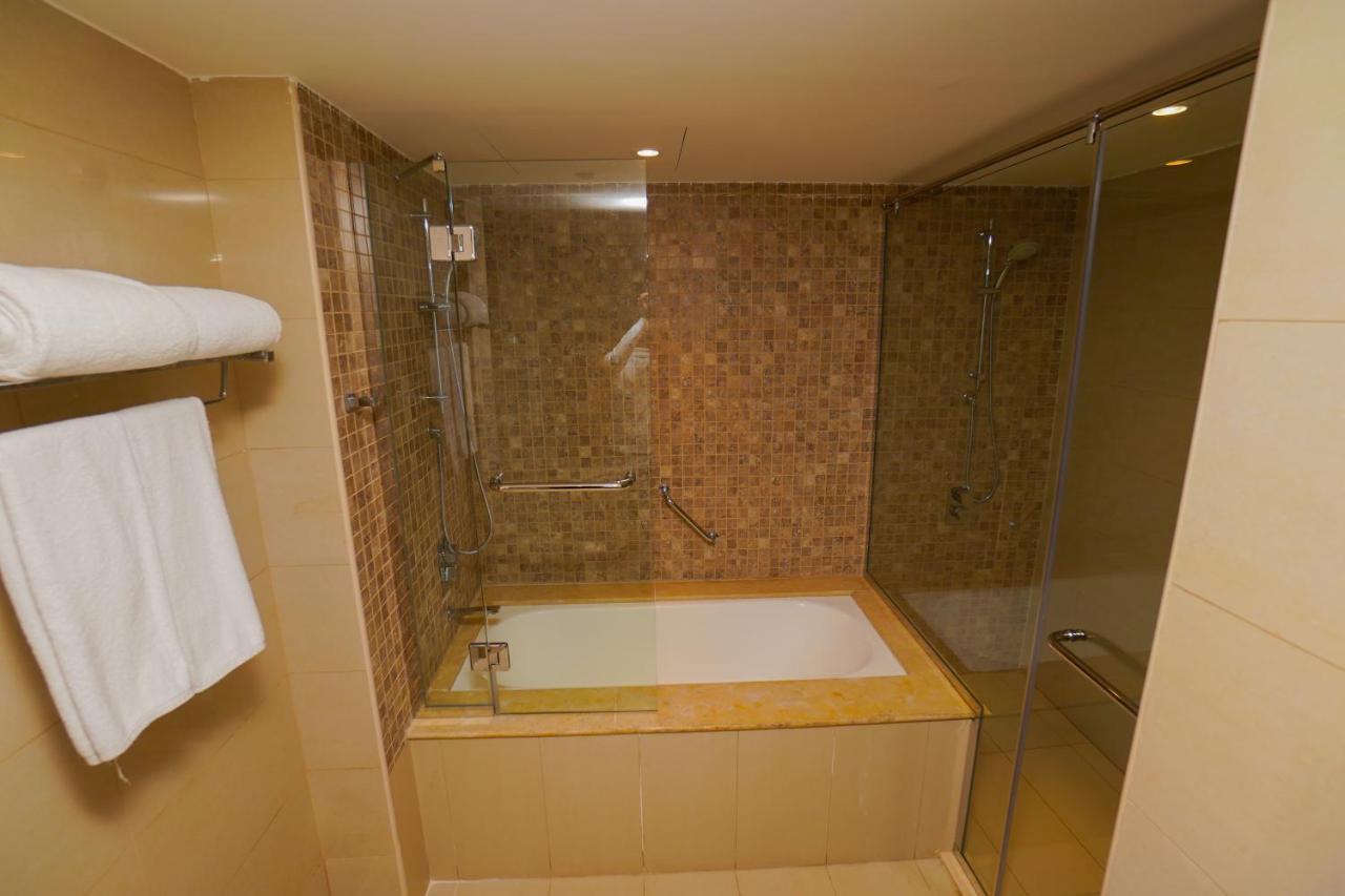 The Grand Lux Hotel Ad-Dauha Zewnętrze zdjęcie A bathtub with a shower enclosure