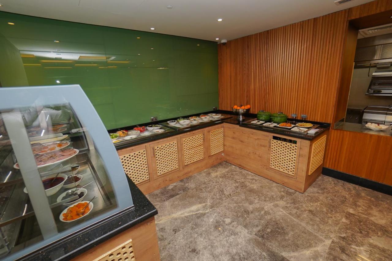 The Grand Lux Hotel Ad-Dauha Zewnętrze zdjęcie A salad bar at a hotel